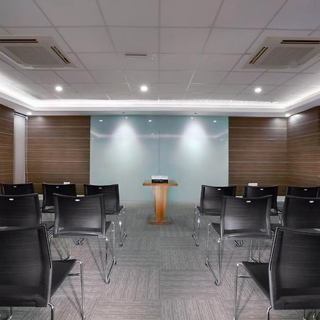 Hotel Neo Gubeng By Aston Surabaya Exterior foto
