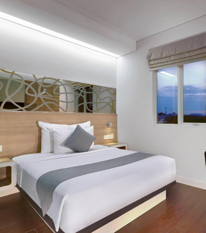 Hotel Neo Gubeng By Aston Surabaya Exterior foto