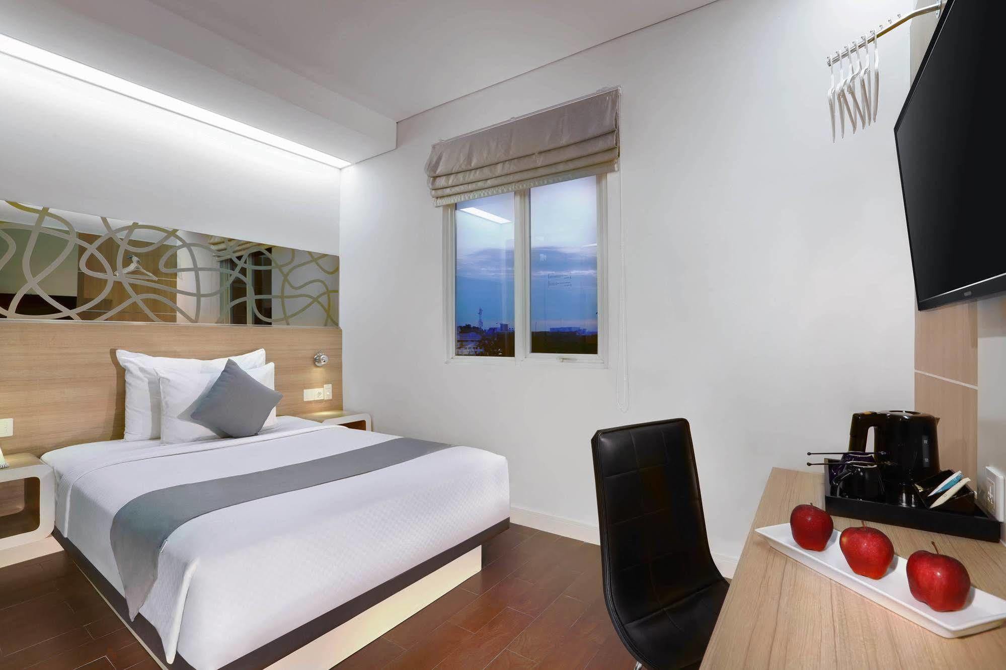Hotel Neo Gubeng By Aston Surabaya Exterior foto