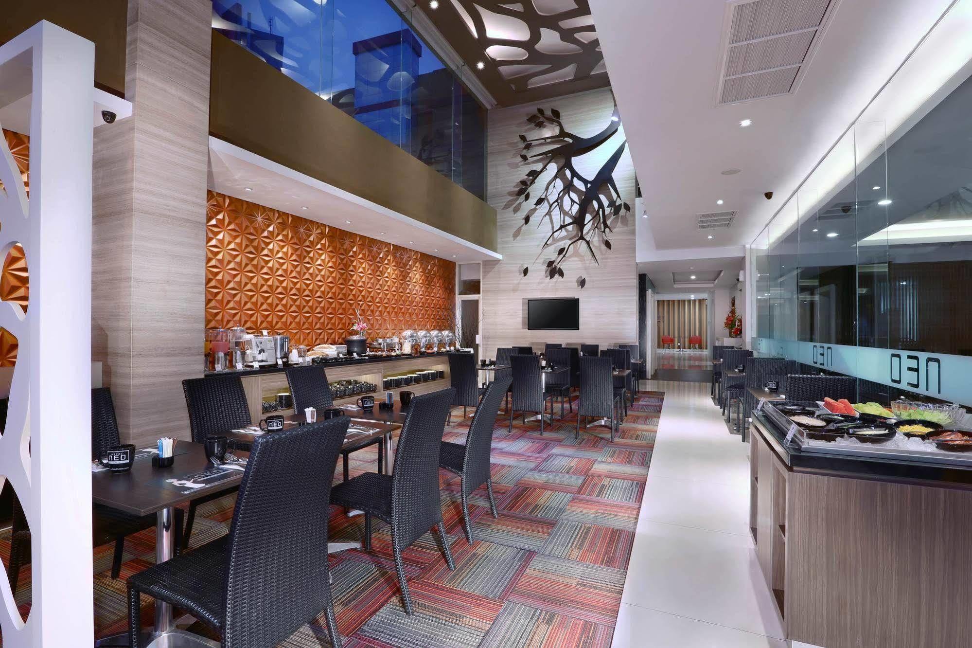 Hotel Neo Gubeng By Aston Surabaya Exterior foto
